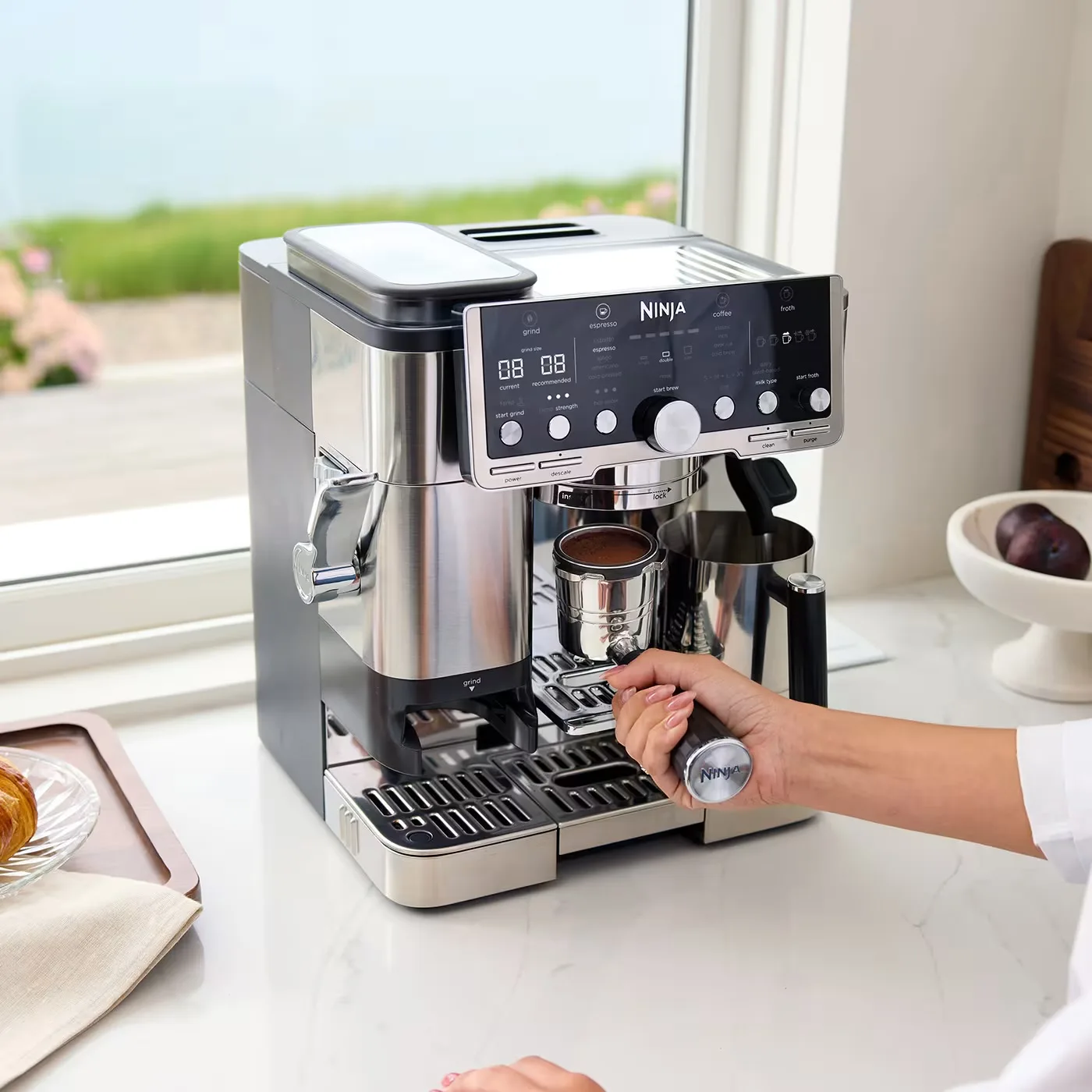 Ninja Luxe Café Pro ES701EU cafetera espresso Ninja en encimera clara