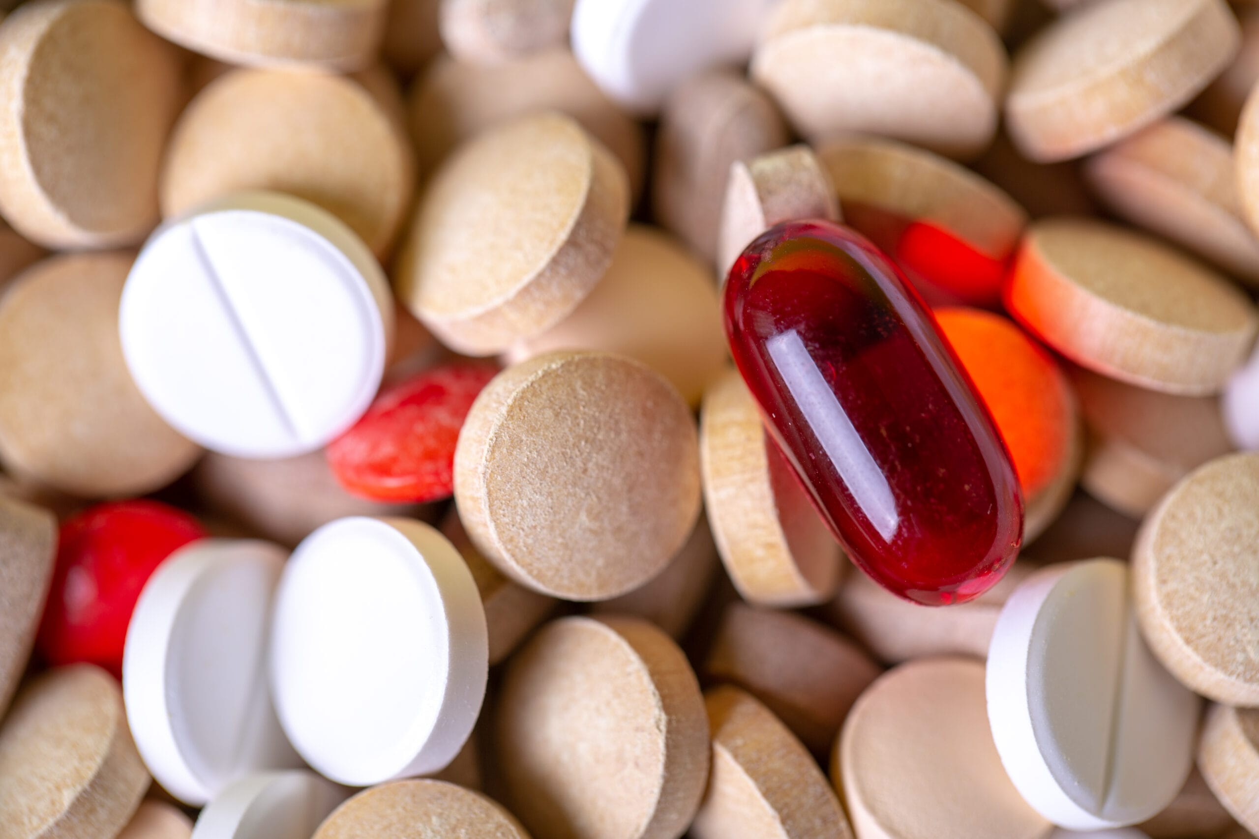 Astaxanthine bienfaits – complément alimentaire antioxydant dans un environnement de pilules multicolores