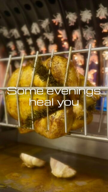 Some Mediterranean evenings feel like therapy.
Slow cooking, warm light, sea air, quiet conversations.
Nothing extravagant.
Just life, properly lived.Pedro R. • The Expat Biohacker • Ibiza#MediterraneanLifestyle
#SlowLiving
#IbizaLife
#MediterraneanDiet
#TheExpatBiohacker