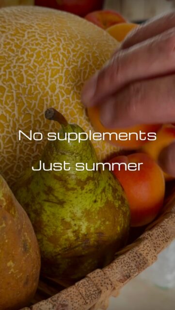 Nature’s multivitamin.Apricots, melon, peaches, grapes, pineapple…Sometimes the simplest rituals are still the best ones.☀️🍑🍍#mediterraneanliving #seasonaleating #realfood #slowliving #theexpatbiohacker