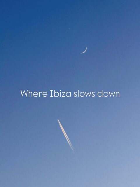 Where Ibiza slows down.As the day fades, Dalt Vila becomes something else.Stone walls glowing in the last light.
Open windows.
Dinner tables filling up.
A delicate crescent moon hanging above the old town, with the bright Venus nearby.No rush.
No agenda.Just the timeless side of Ibiza that keeps drawing people back, year after year.📍 Dalt Vila, Ibiza#Ibiza
#MediterraneanLife
#SlowLiving
#GoldenHour
#EveningWalk