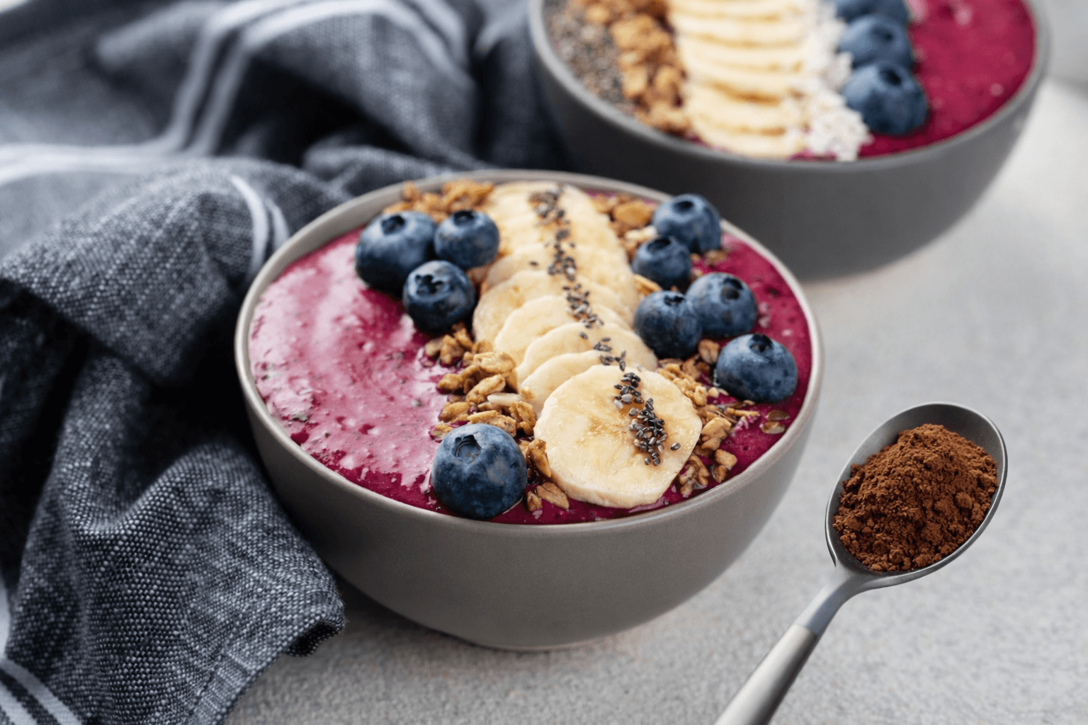 bowl desayuno saludable acai cacao granola banana arandanos