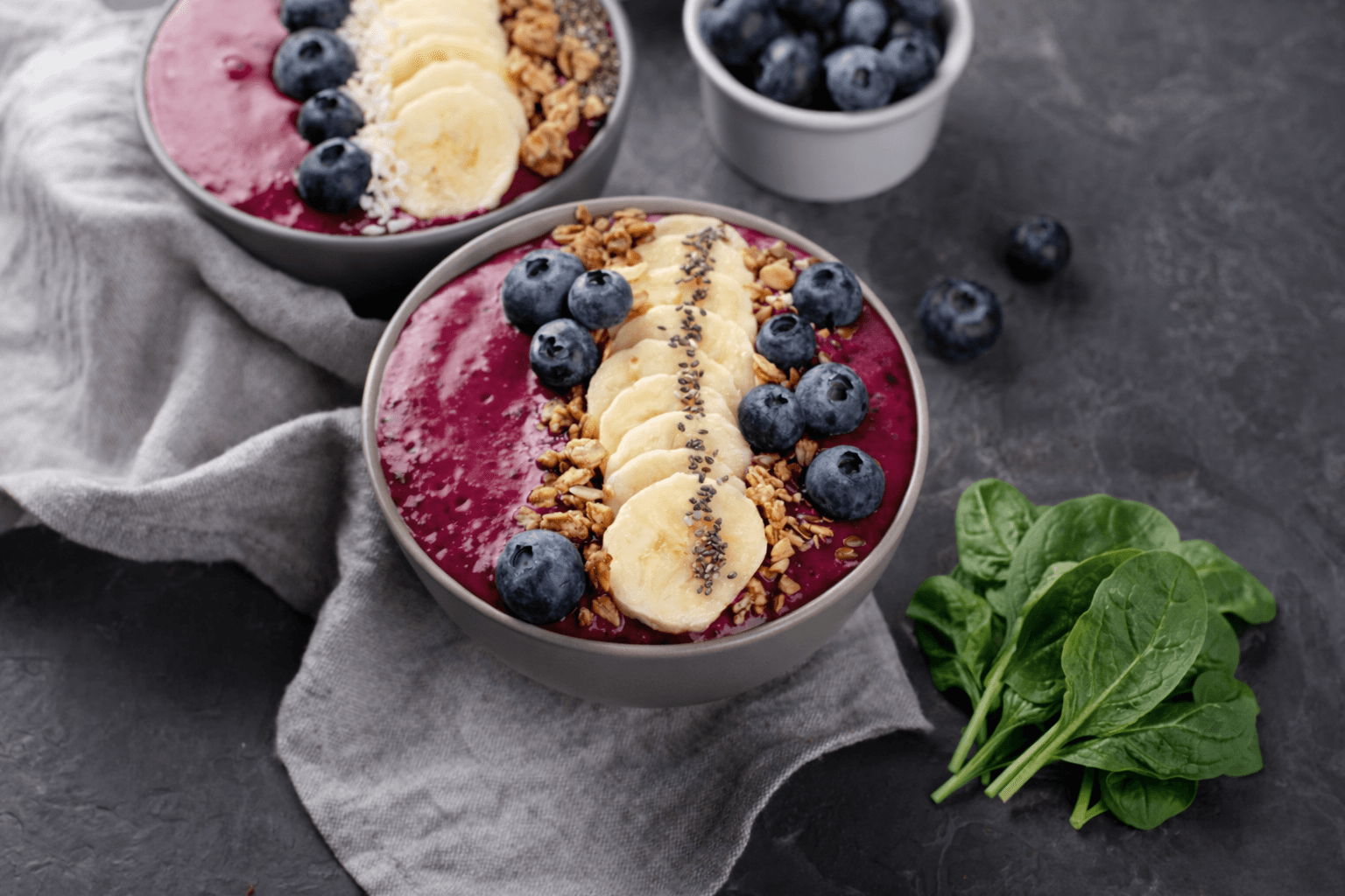 bowl desayuno saludable acai espinacas granola plátano arándanos green reset