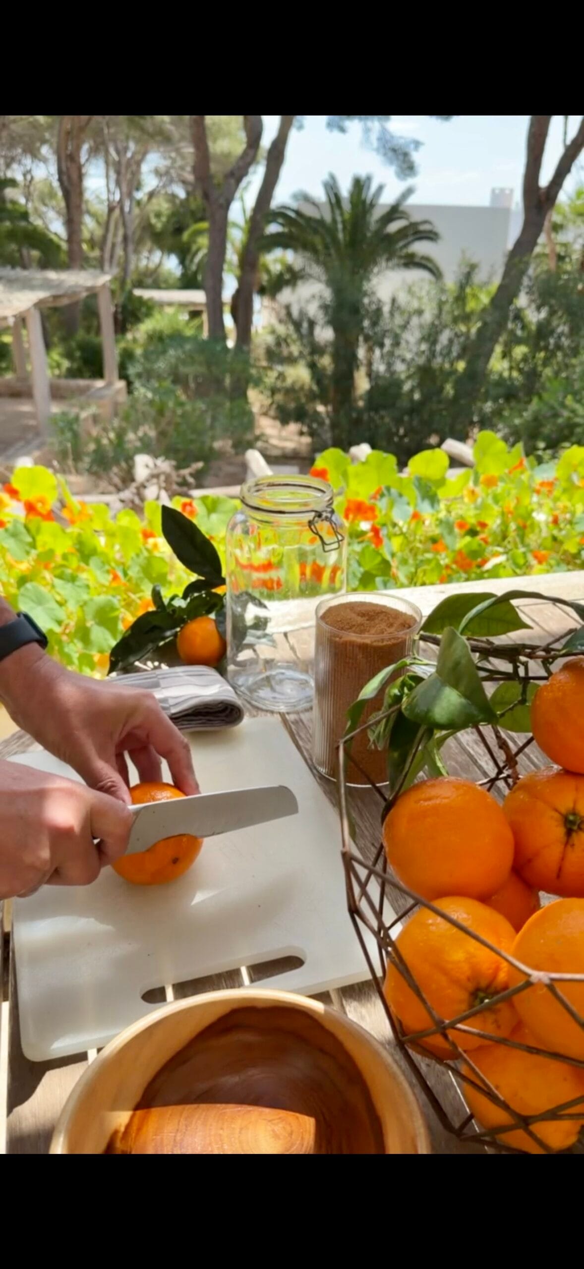 Préparation des oranges et du matériel pour kôso maison