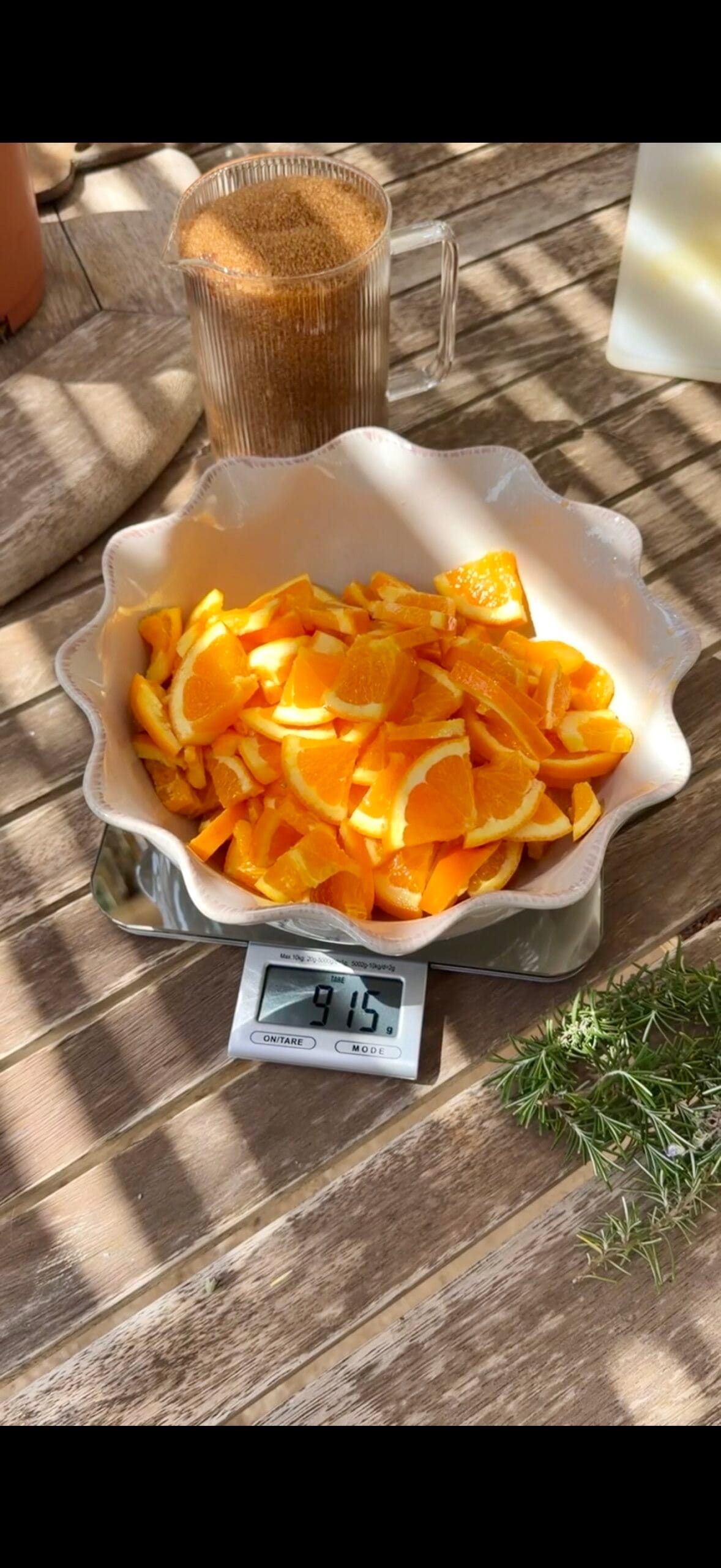 Oranges découpées pour macération au sucre