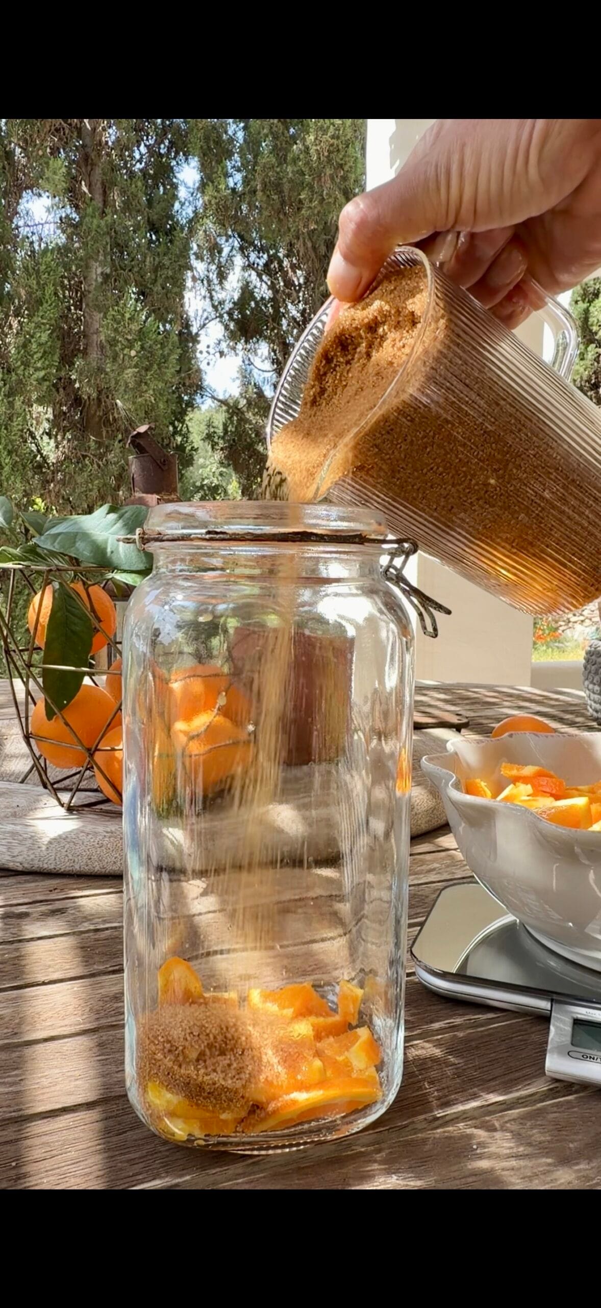Alternance de fruits et sucre dans un bocal pour kôso