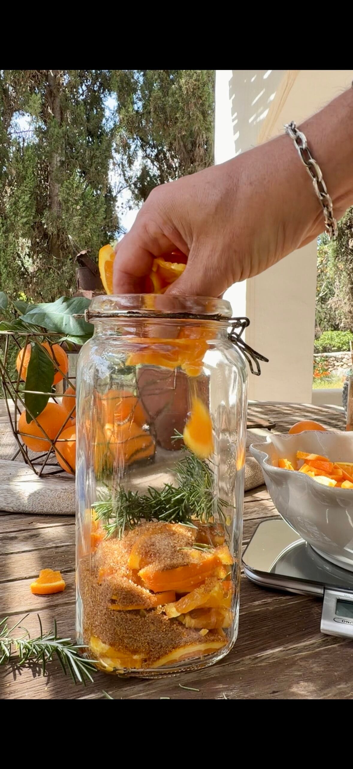 Bocal de kôso orange romarin en cours de remplissage